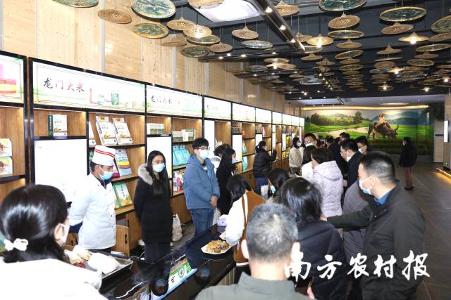 与会嘉宾参观现场品鉴龙门地理标志农产品