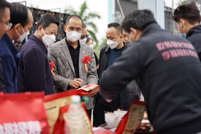 参会领导嘉宾参观惠来农副产品展区及东南亚美食区。