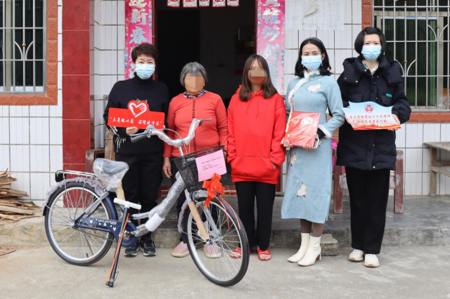 潭溪村开展“点亮微心愿 温情暖潭溪”公益慰问活动。