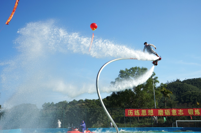 水上飞人来去自如。