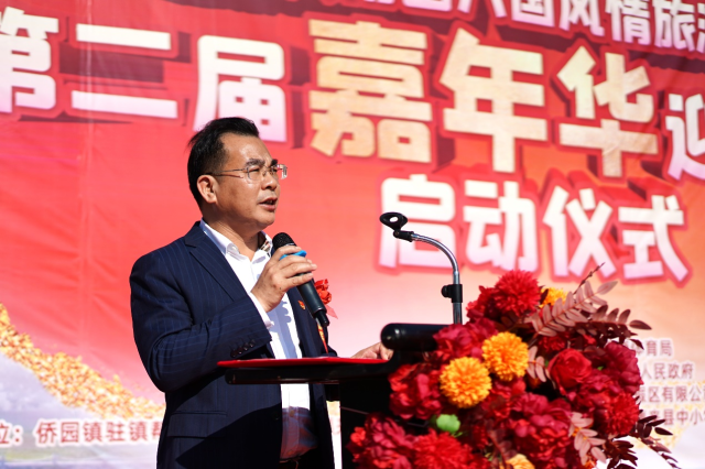 侨园镇委副书记、镇长唐水荣。