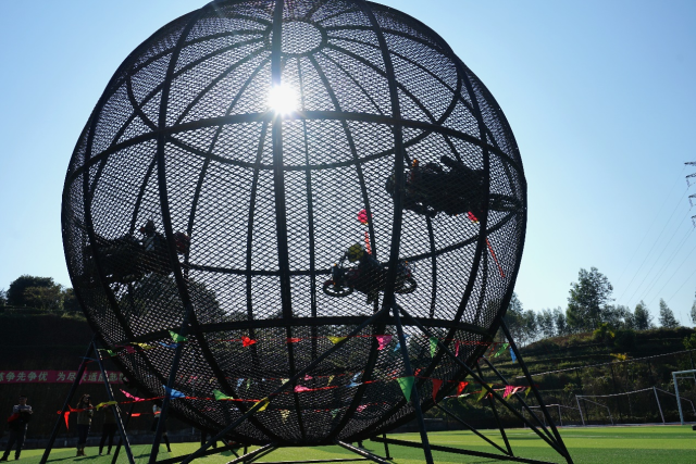 环球飞车表演项目精彩绝伦。