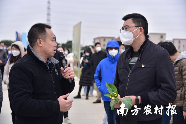 广州市南沙区农业农村局党组书记、局长钟惠彪（右）正在听取现场讲解