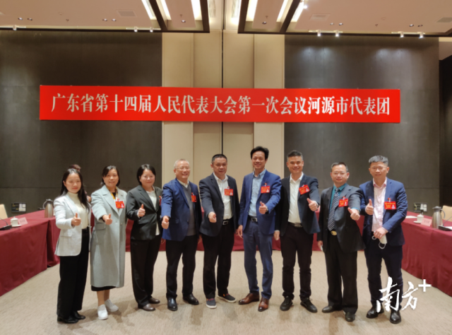 张建中（中）等河源市代表团代表合影