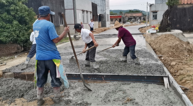 揭阳市惠来县采用“农民工匠”法推进村内道路硬化。