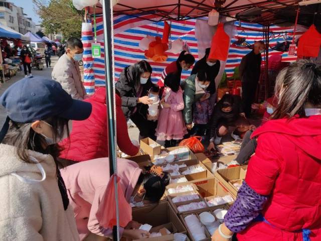 临近春节，大量外出务工村民返乡过年