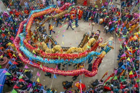 粵西地區(qū),，每逢年例各地舉行巡游,，舞龍、舞獅等節(jié)慶活動(dòng),。