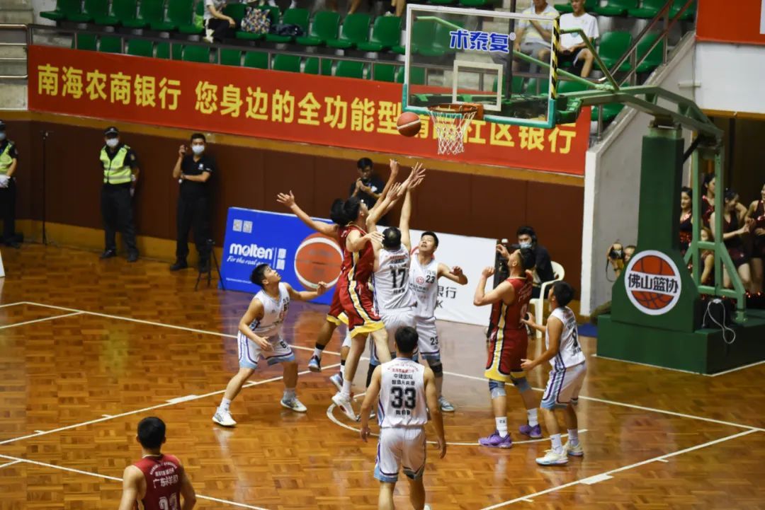 佛山市第九届镇(街道)男子篮球超级联赛比赛现场。
