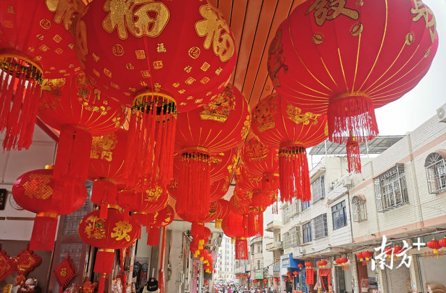 集镇街市到处张灯结彩