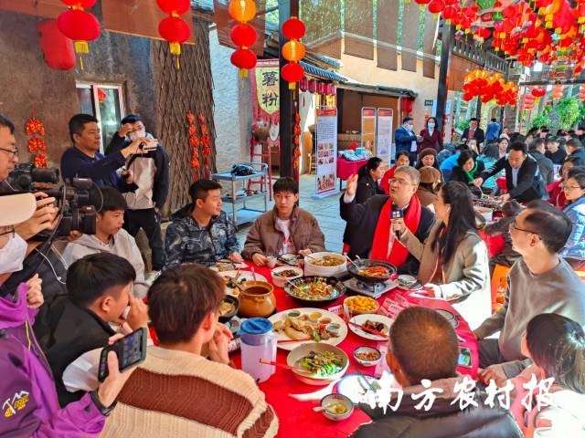 1月20日，广东湛江遂溪螺岗小镇，年鱼宴活动现场