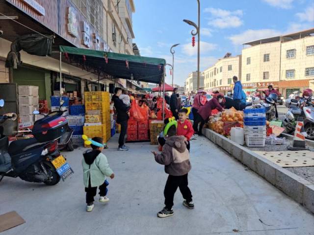 石坝圩镇，正在玩闹的儿童