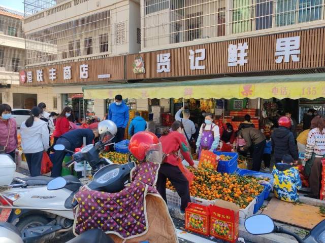 石坝圩镇，正在购买年货的人们