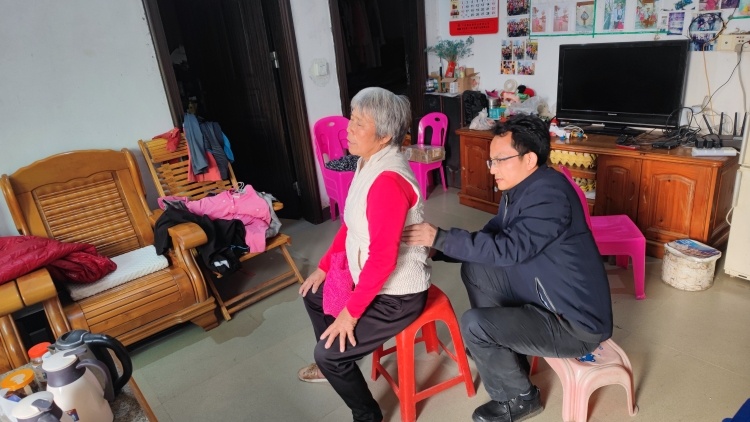 辞旧迎新送温暖，阡陌乡间话“振兴” | 新春走基层