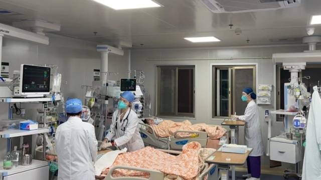 除夕探访｜EICU医生：陪伴，直到最后一个新冠患者出院