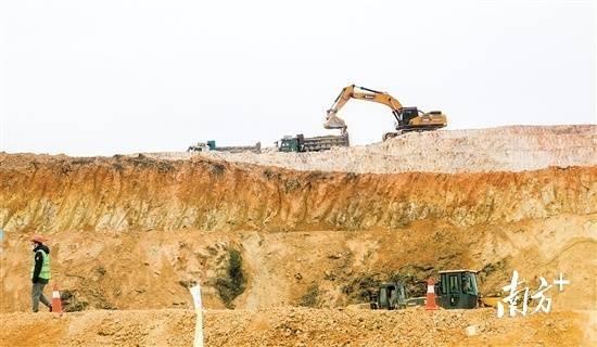 项目现场一派热火朝天的景象。