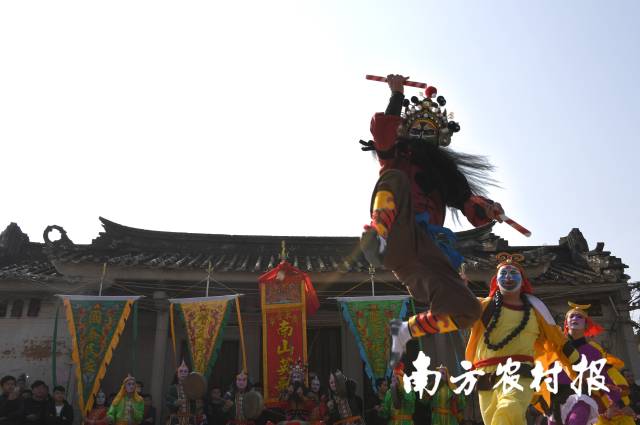 英歌舞演员动作豪迈，展现舞蹈的力与美。罗凯瀚提供