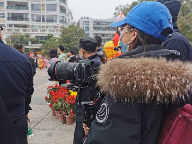 北京女孩鹿比喜欢用镜头记录生活，这个春节，她不远千里来到汕头潮阳，体验年俗活动，感受潮汕年味。