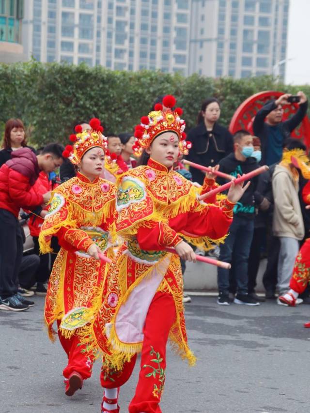 女子英歌队员英姿飒爽。肖铭凯 摄