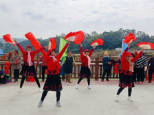 欢庆新春，村民们迎来久违的“文化大餐”｜新春走基层