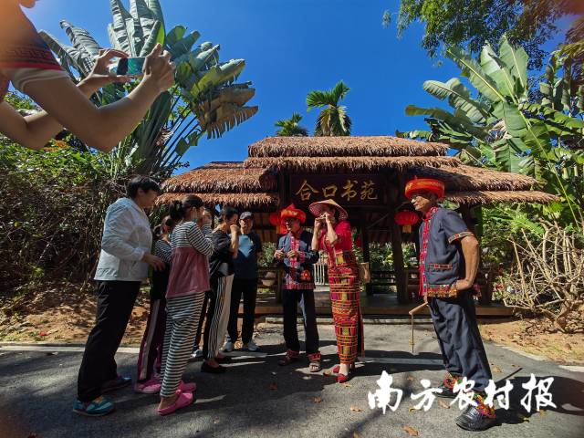 游客体验非遗技艺树叶吹奏