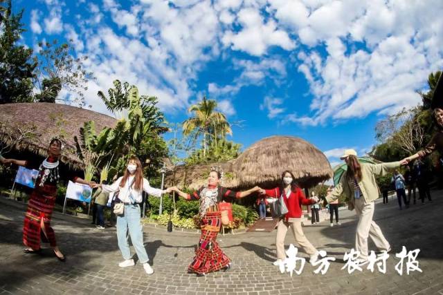 黎族民间歌手、海南省文艺家协会成员梁梅花（右三）带游客跳黎族迎客舞 