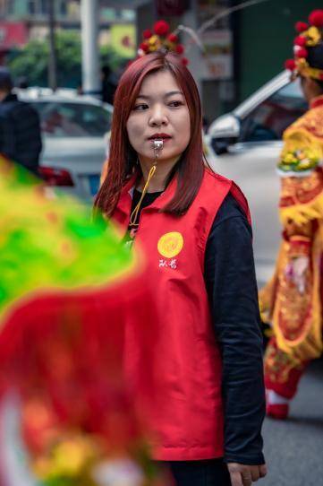 吹着哨子穿梭在队伍中的吴燕花。  受访者供图