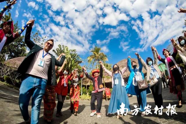 游客与黎族乡亲欢歌载舞