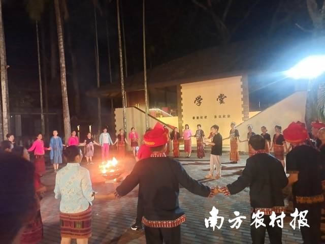 游客与黎族乡亲共跳篝火舞