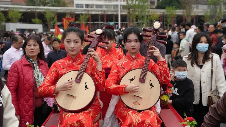 舞龙舞狮上街巡演，揭西棉湖人头攒动年味爆棚 | 新春走基层
