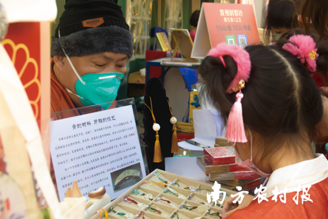 何先生介绍非遗文创产品