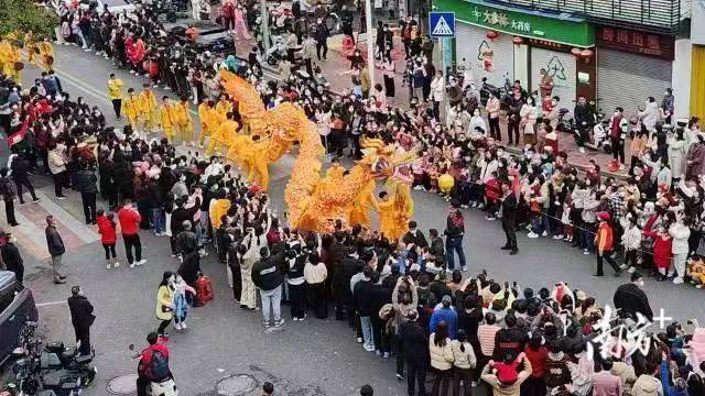 汕头南澳迎春渔灯赛会巡游队载歌载舞好热闹。