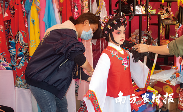 安徽小女孩穿戴戏服   