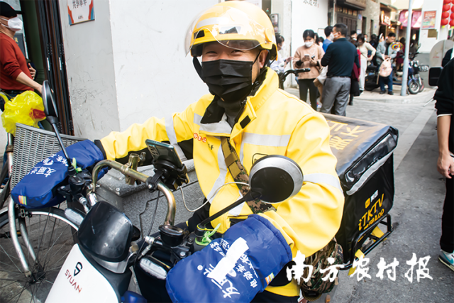 饶师傅准备送餐 