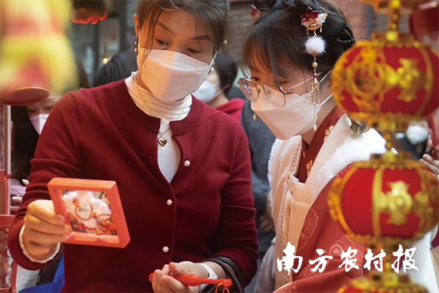 母女“姐妹花”选购饰品 