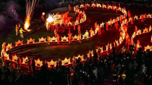 “板凳龙”巡游。（图片来源：婺女洲官微）