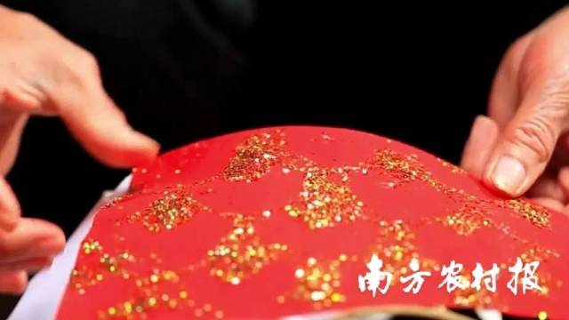 鱼皮是用红纸加上金粉拓印。