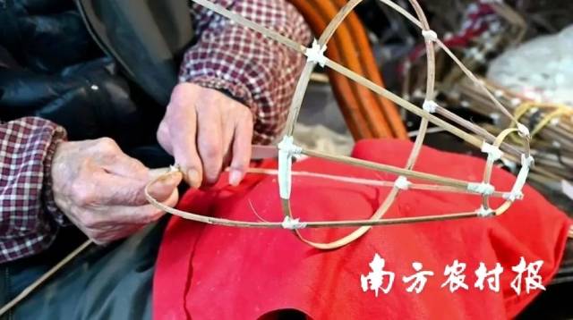 制作新会鱼灯首先要搭好框架。