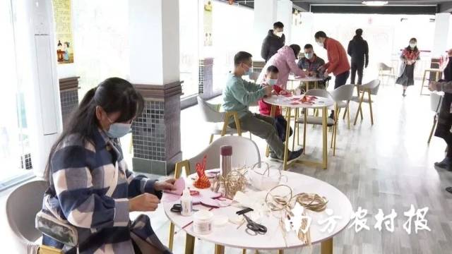 市民在大年初二积极参与新会鱼灯制作活动。