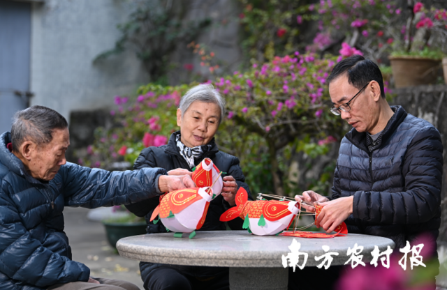 新会鱼灯传承人李健华及其父母。资料图片
