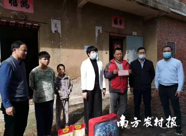 吴川市覃巴镇镇党委书记龙辅中（左四）和广州市派驻覃巴镇驻镇帮镇扶村工作队队长陈永冬（右二）慰问防返贫监测户。