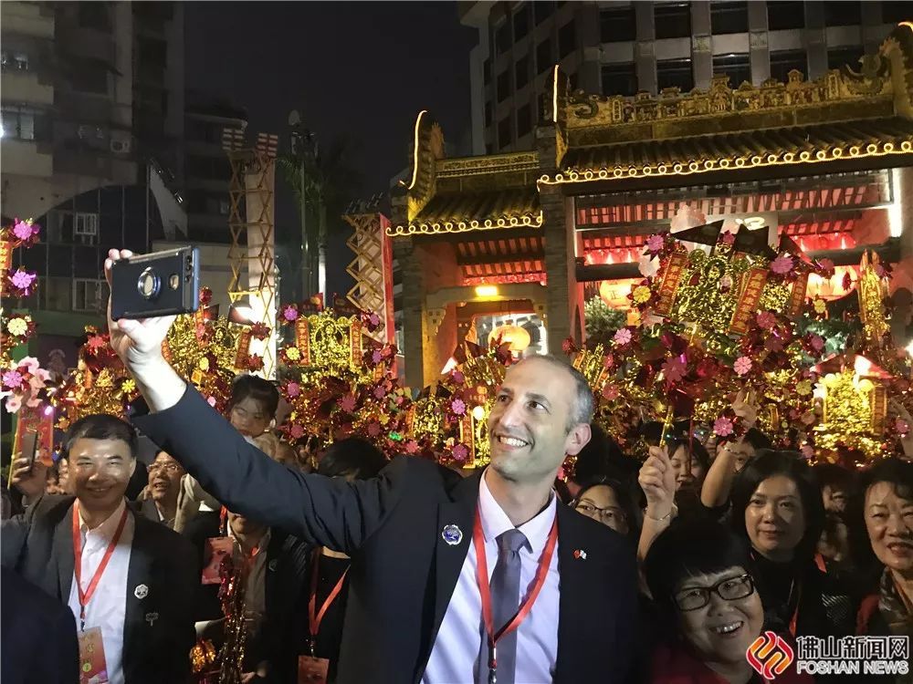 2019年仅正月十五晚,79.52万人参与行通济活动,比2018年增长7%,再创历史新高。 2019年仅正月十五晚,79.52万人参与行通济活动,比2018年增长7%,再创历史新高。