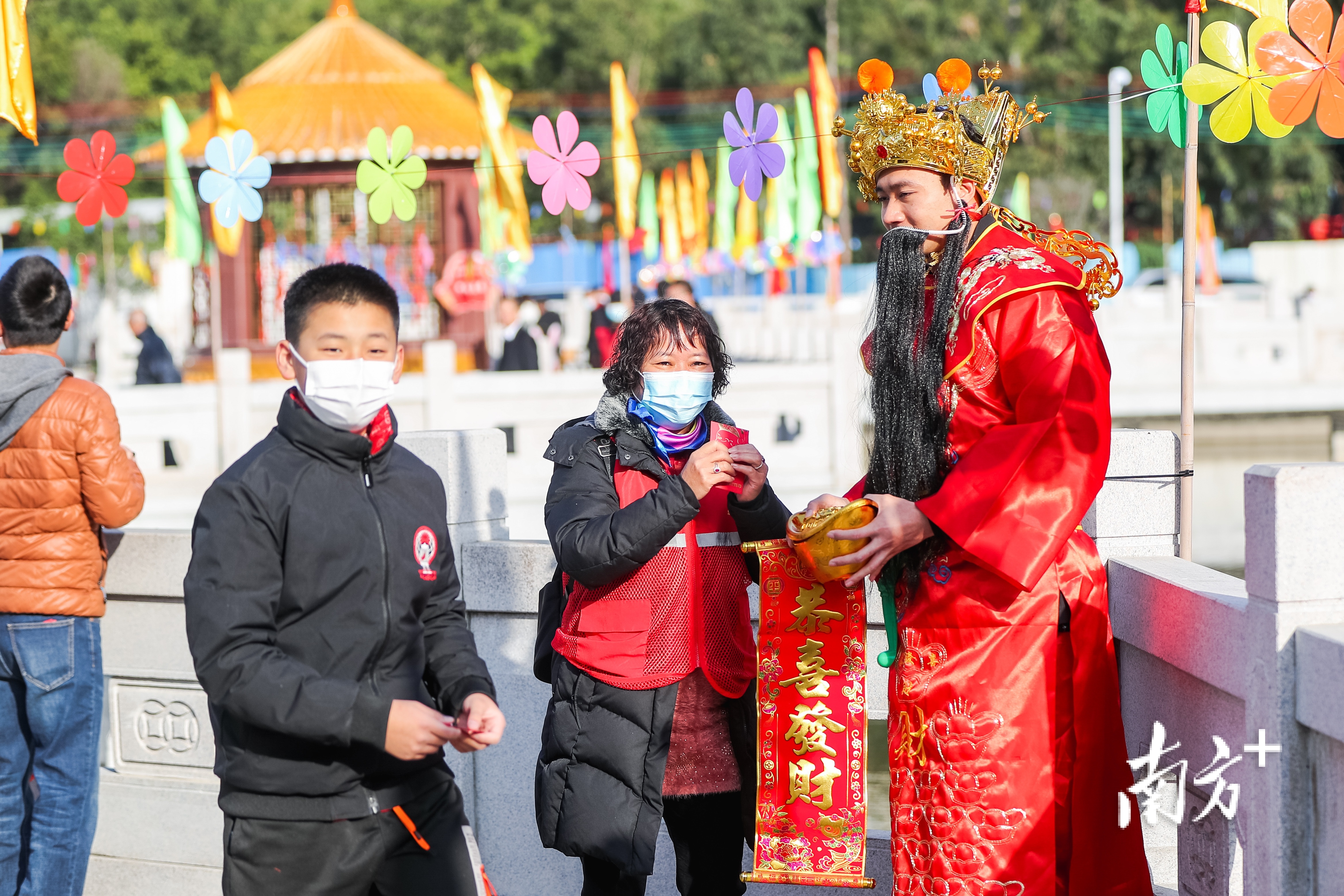 财神派福,市民笑呵呵。