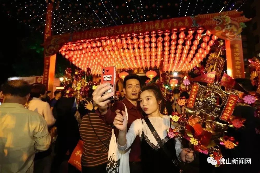 2018年元宵节,74.36万人齐聚通济桥前。 2018年元宵节,74.36万人齐聚通济桥前。