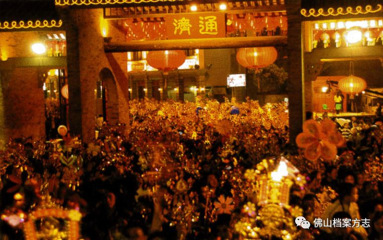 2001年通济桥重建后,吸引了超过20万佛山人行通济。 2001年通济桥重建后,吸引了超过20万佛山人行通济。