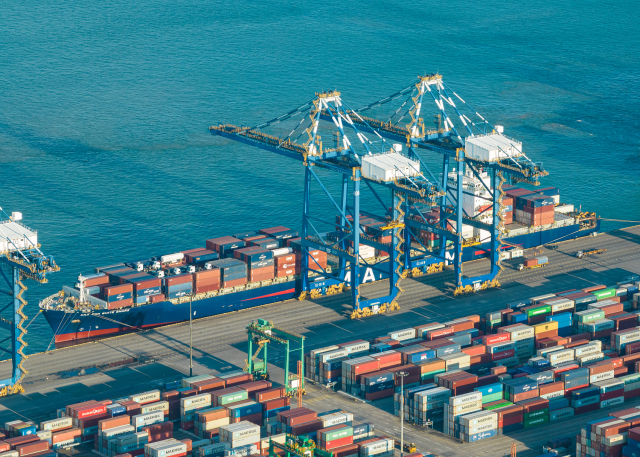 广州南沙港集装箱货运码头。来源：视觉中国