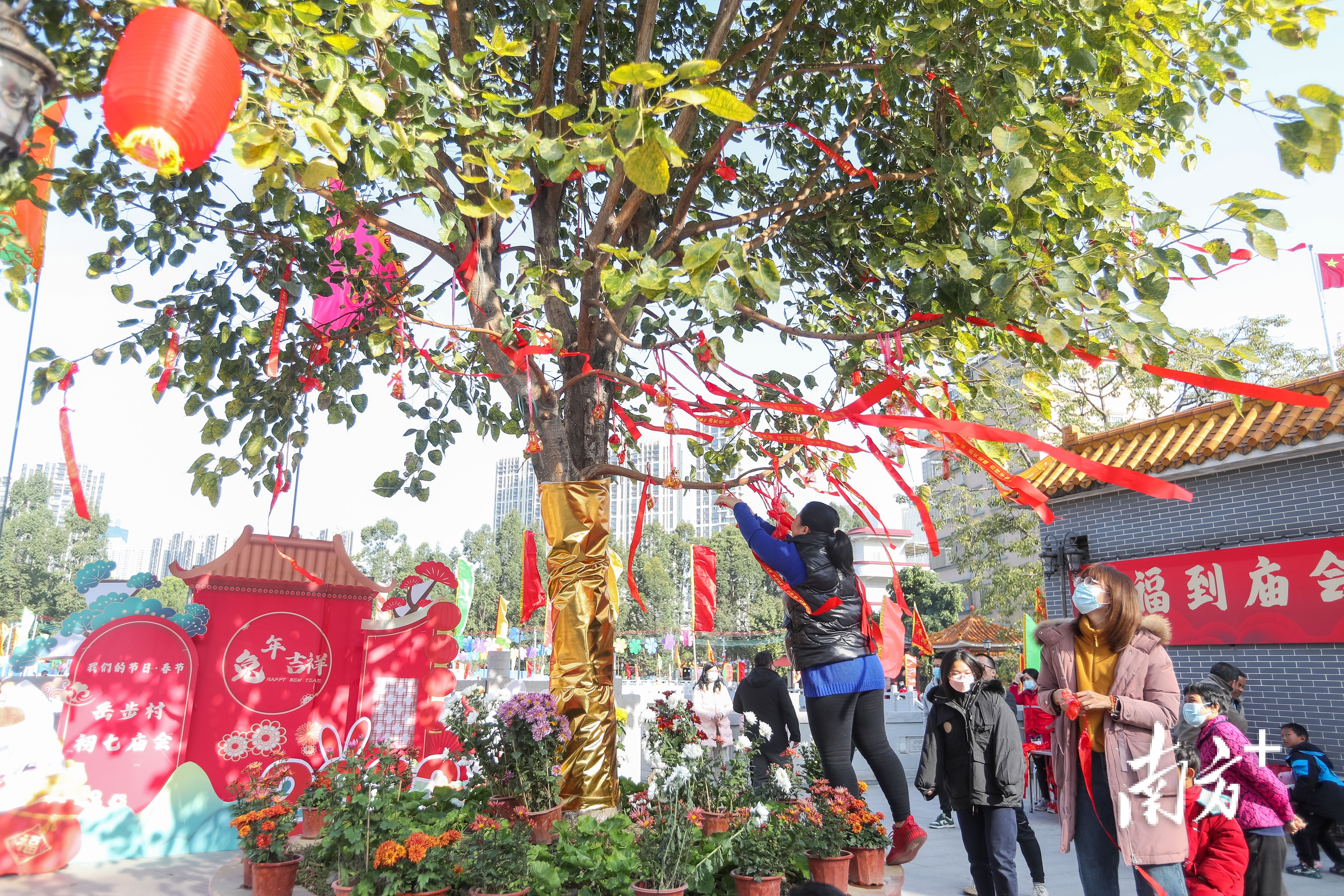 村民挂红丝带祈福。