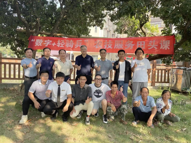 “輕騎兵”團(tuán)隊(duì)圍繞品種選擇,、高接換種、病蟲害防控,、秋冬季管理等進(jìn)行現(xiàn)場(chǎng)講解,，為荔農(nóng)答疑解惑。