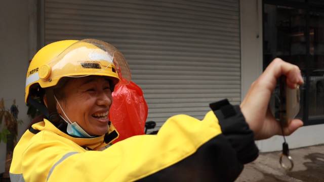 珠海41岁女外卖员因笑容治愈走红网络新年想上大学