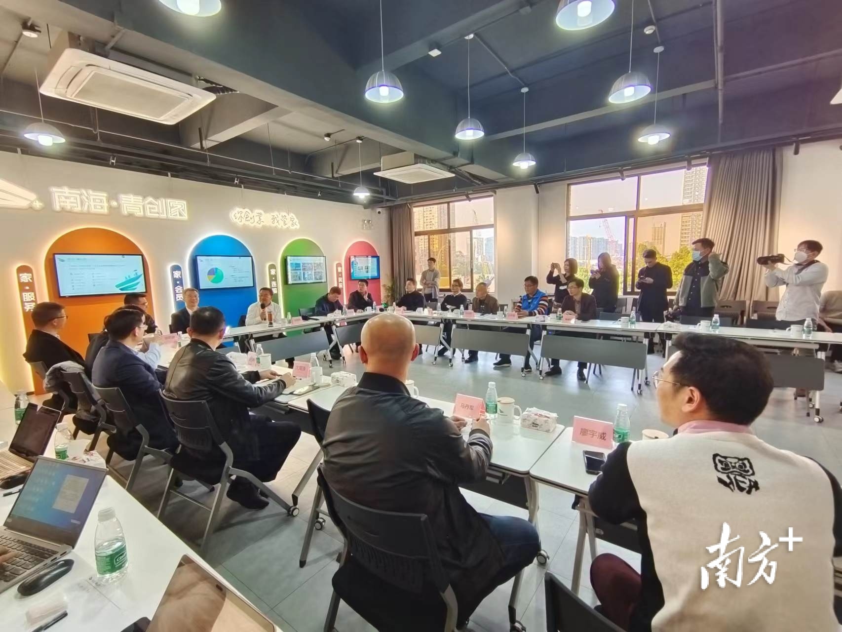 调研组与企业代表座谈交流。 黄艳姿 摄