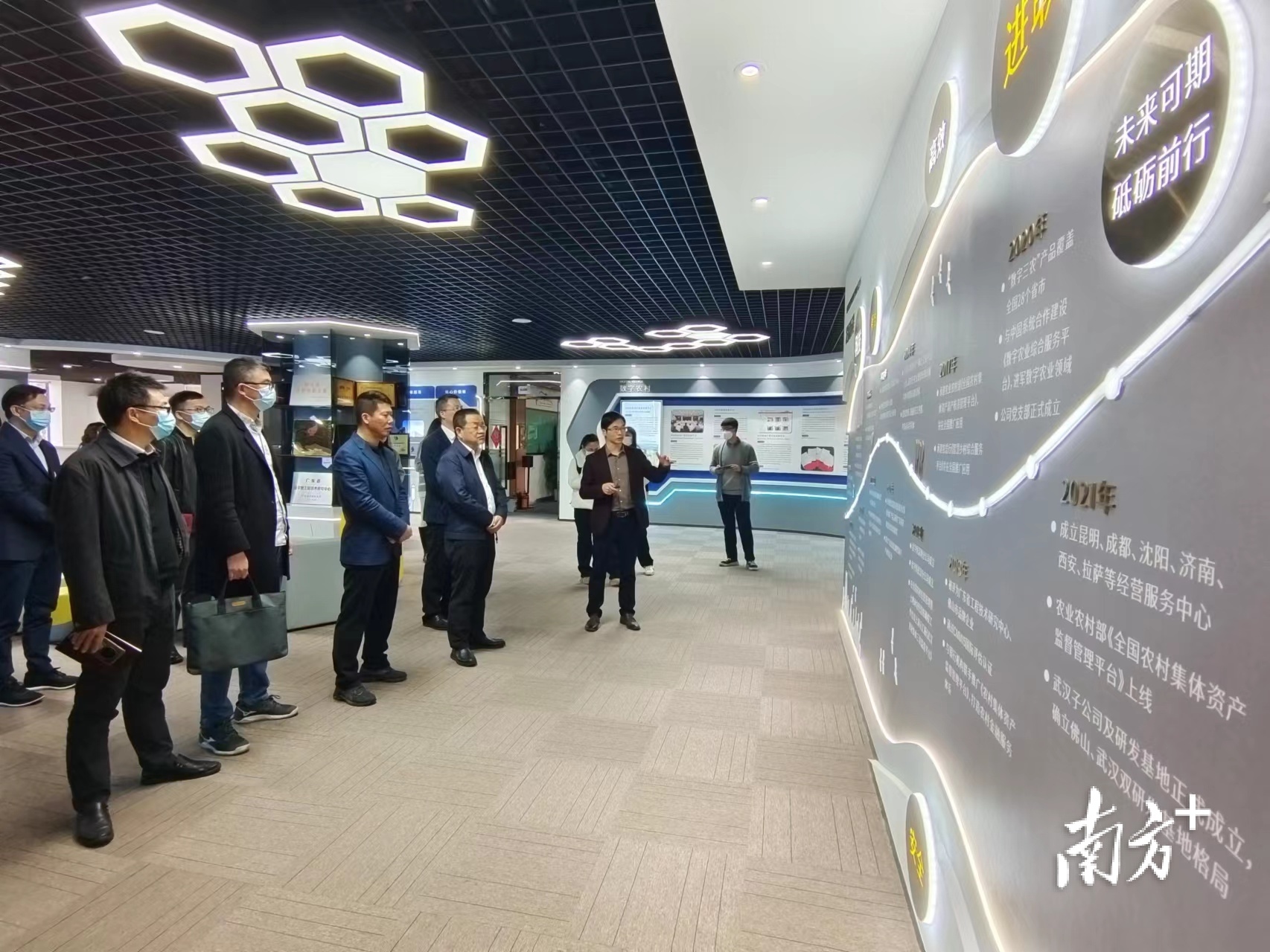 调研组走进位于瀚天科技城的广东金宇恒软件科技有限公司。 黄艳姿 摄